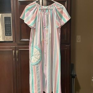 Komar Short Sleeve Button Up Robe Medium